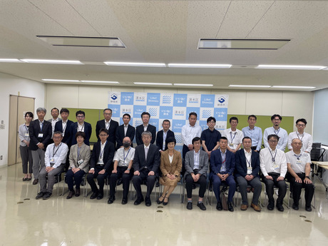 05-04_250519_アドバイザー会議_集合写真.jpg